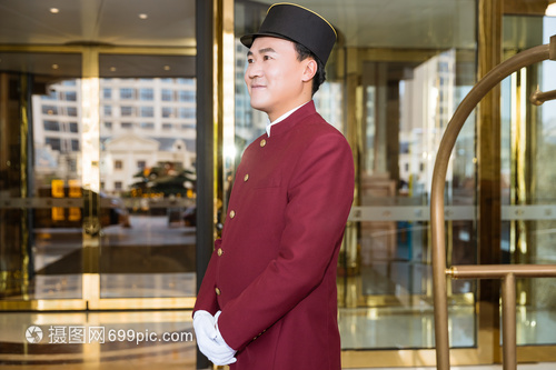 酒店門童與餐飲管理的協(xié)同效應(yīng) 打造卓越賓客體驗(yàn)的雙引擎